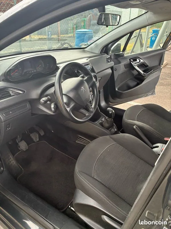 Peugeot 208 2013 photo 2
