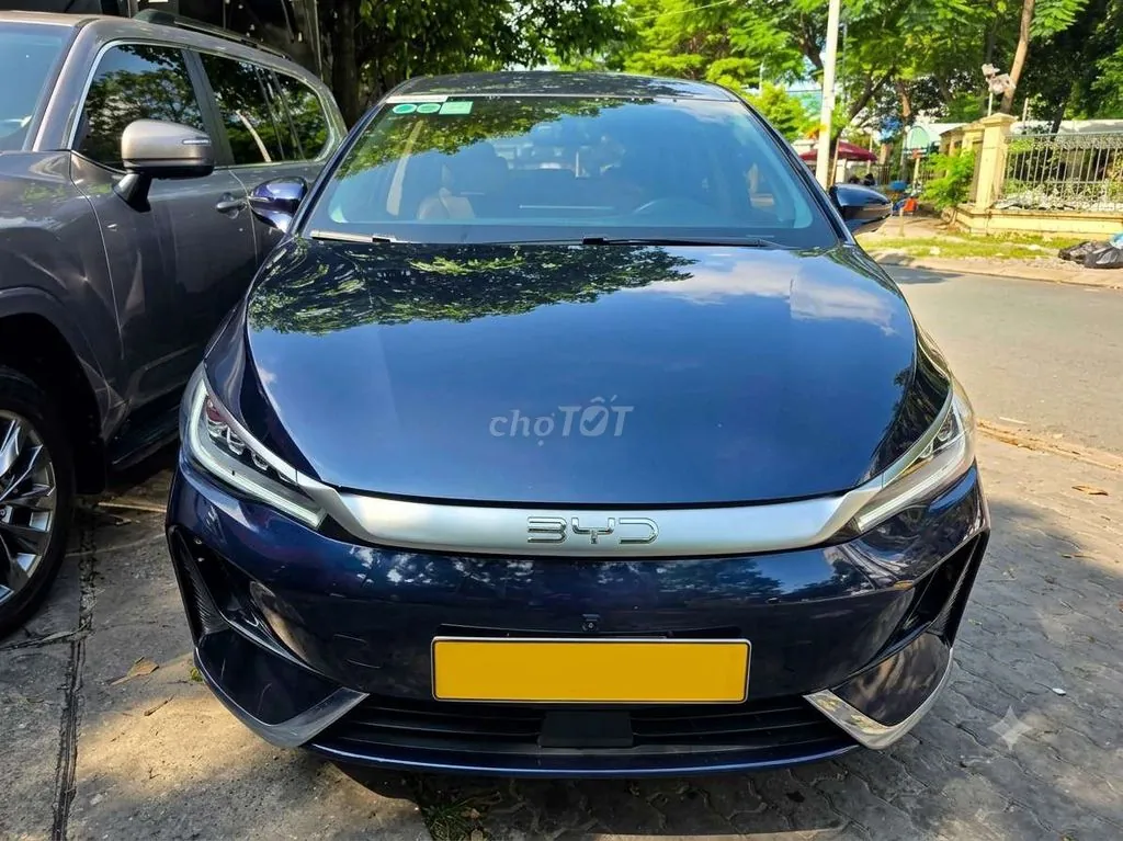 BYD M6
