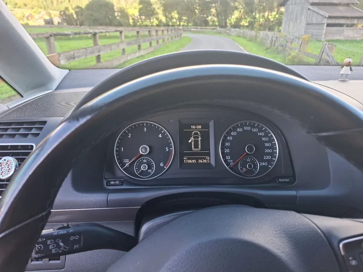 Volkswagen Touran 2014 photo 2