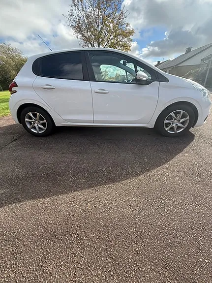 Peugeot 208 2015 photo 5