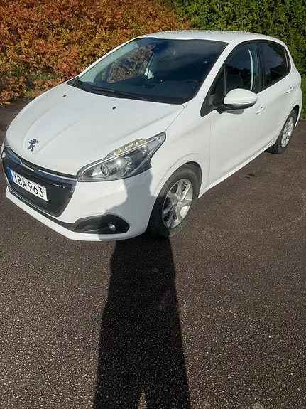 Peugeot 208 2015 photo 4