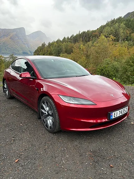 Tesla Model 3 2025 photo 2