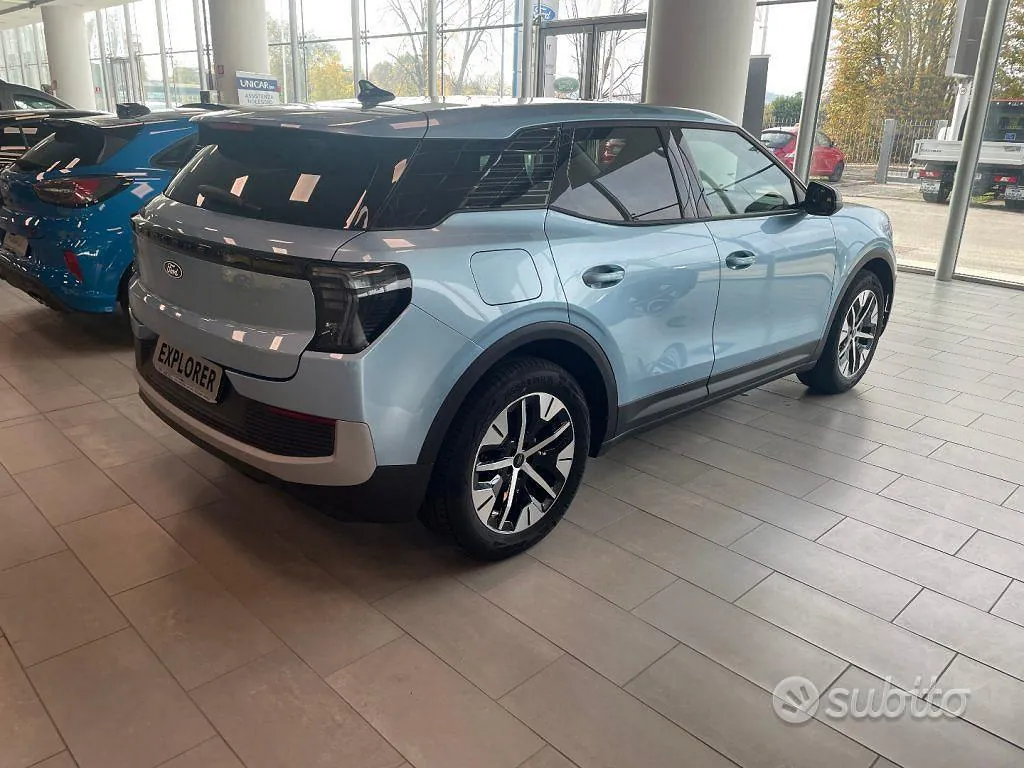 Ford Explorer photo 4