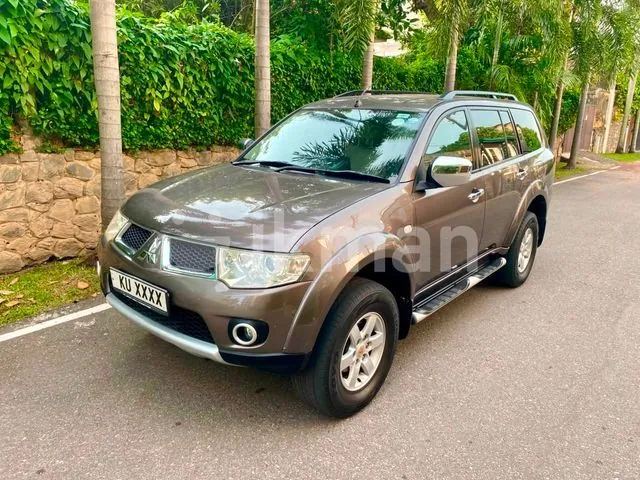 Mitsubishi Montero 2012 photo 2