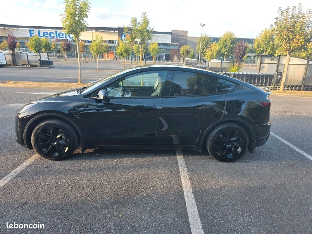 Tesla Model Y 2023 photo 2