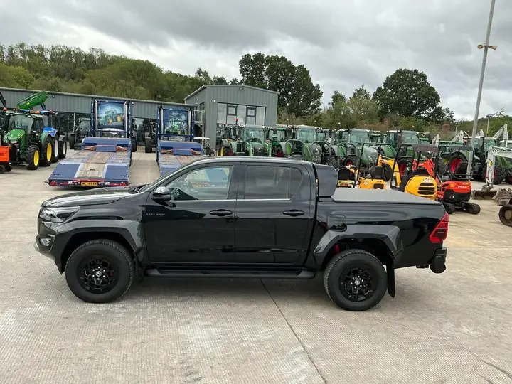 Toyota Hilux 2025 photo 4
