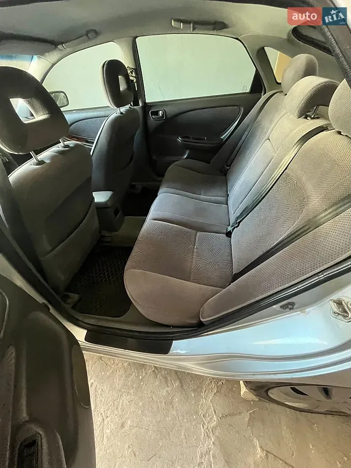 Toyota Avensis 1998 photo 3