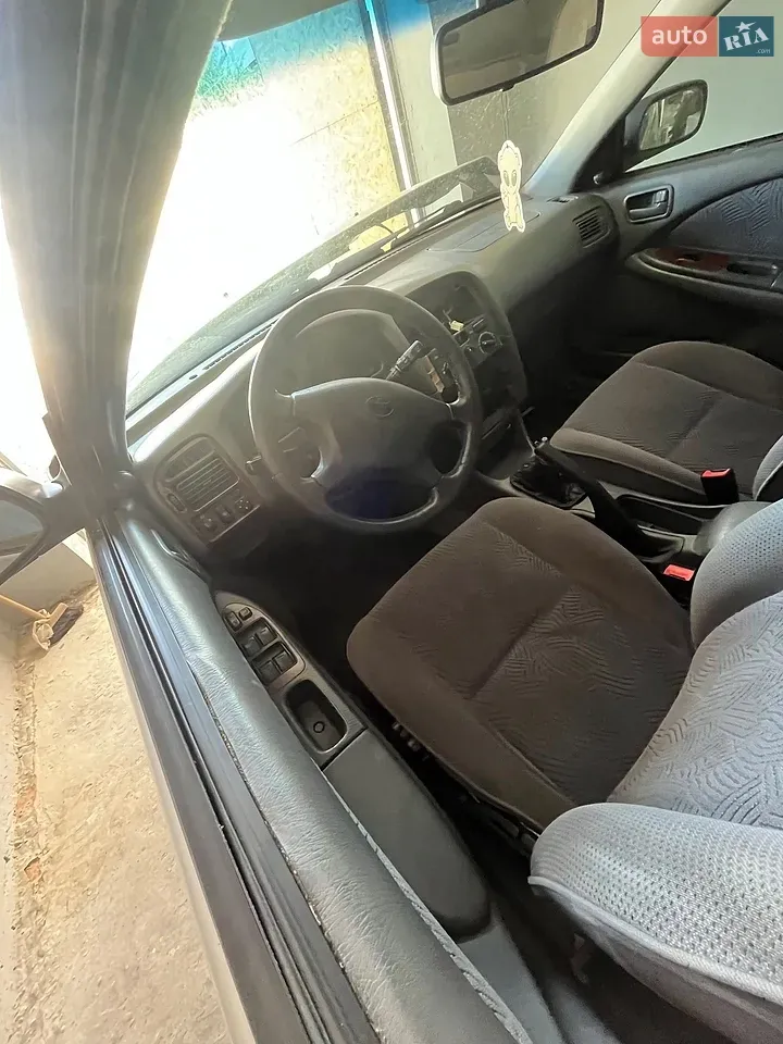 Toyota Avensis 1998 photo 2