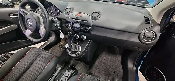 Mazda 2 2013 photo 3