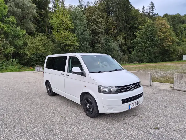 Volkswagen Multivan 2010 photo 2