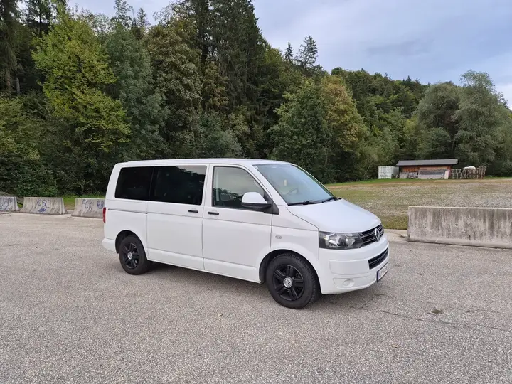 Volkswagen Multivan 2010 photo 3