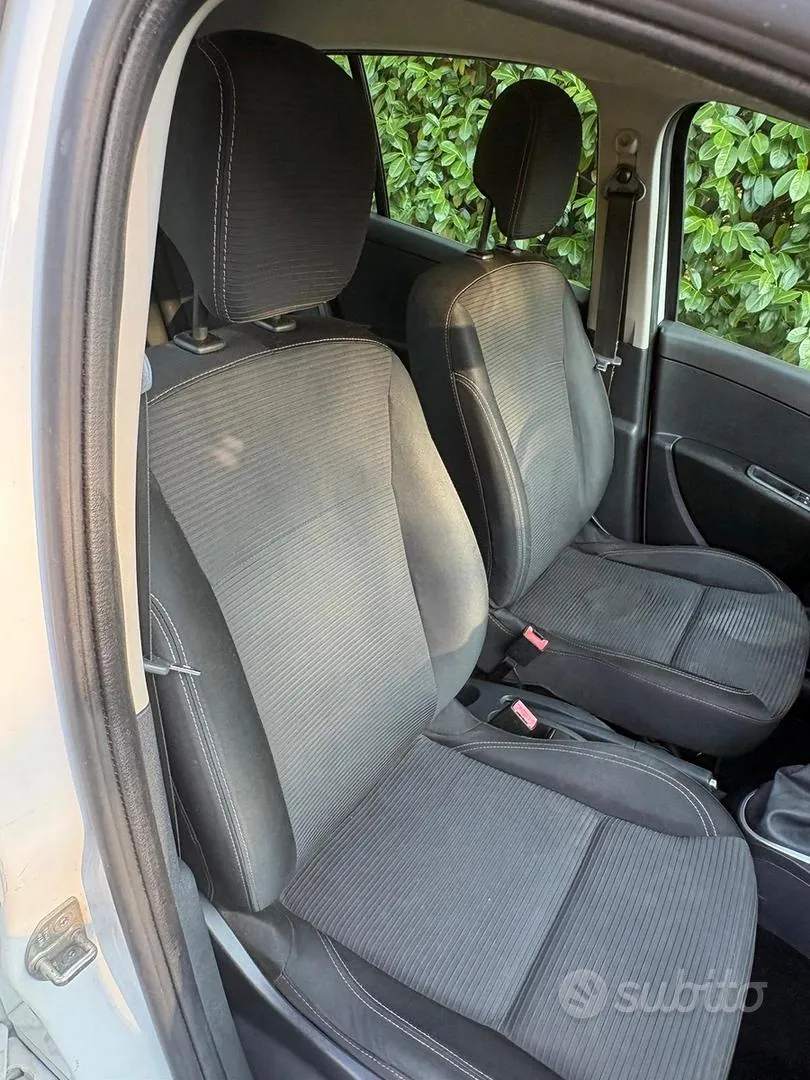 Renault Clio 2012 photo 4