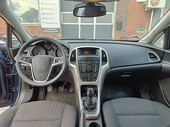 Opel Astra 2010 photo 2
