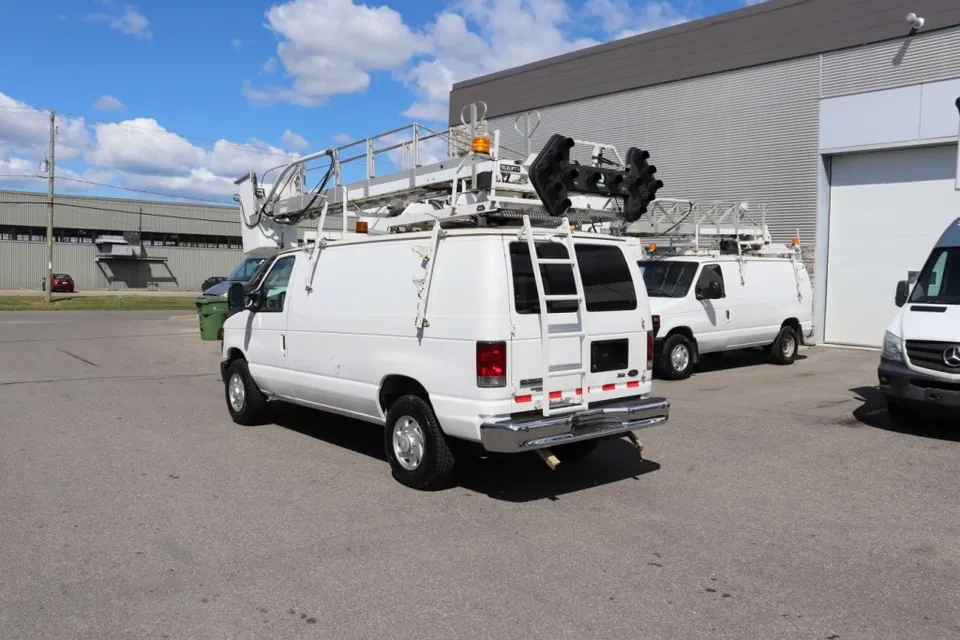 Ford E-350 2013 photo 3