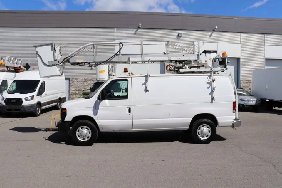 Ford E-350 2013 photo 2