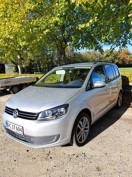Volkswagen Touran 2011 photo 2