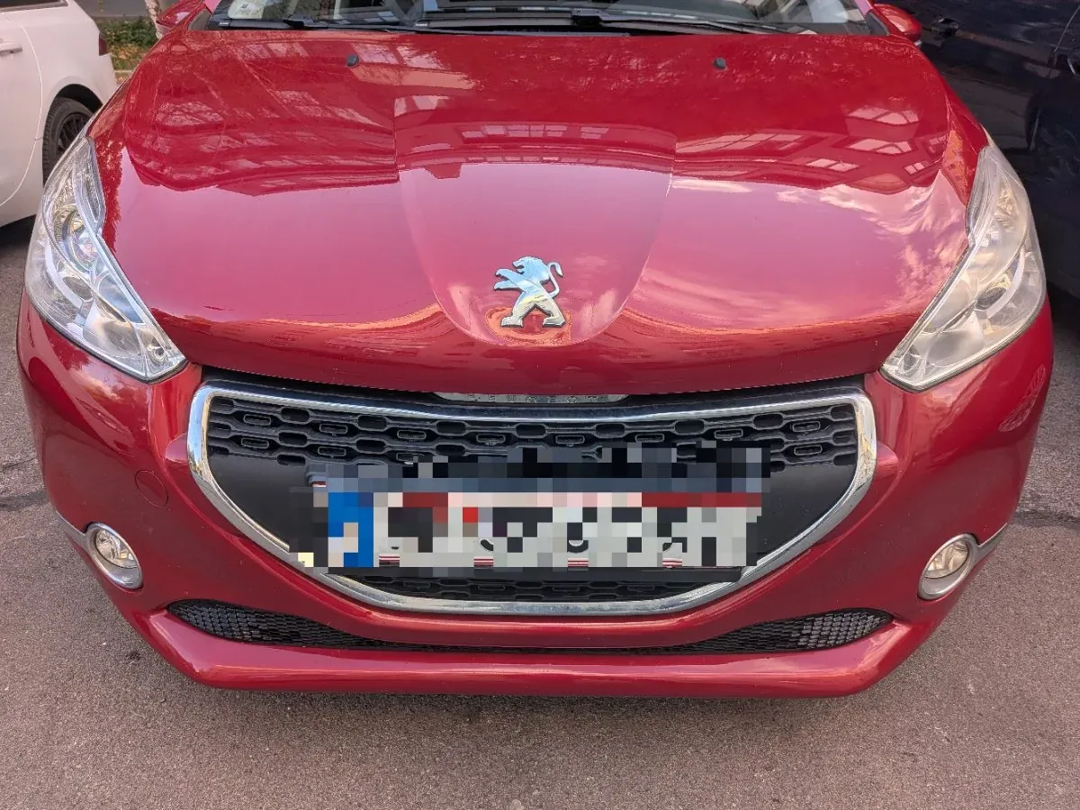 Peugeot 208 2013 photo 3