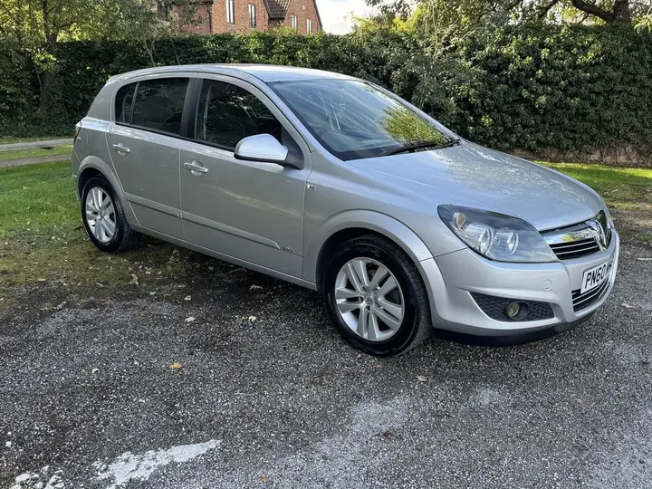 Vauxhall Astra 2010 photo 3