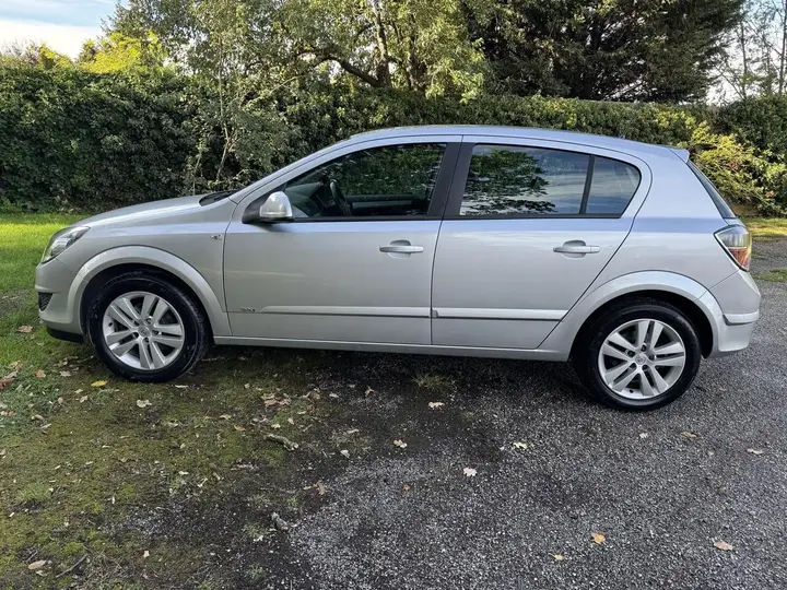 Vauxhall Astra 2010 photo 5