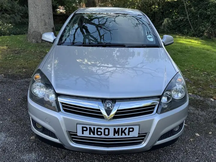 Vauxhall Astra 2010 photo 2