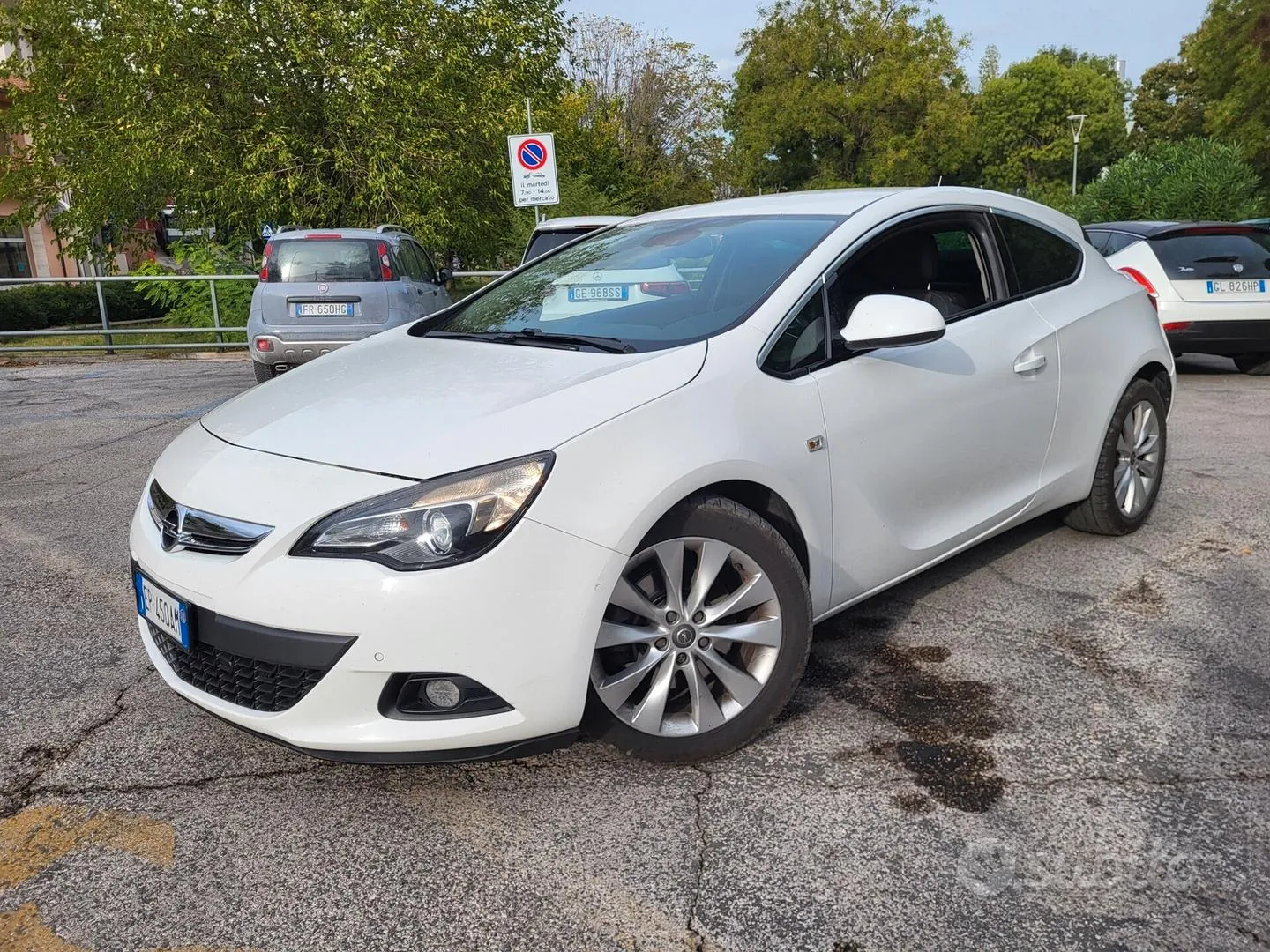 Opel Astra 2012 photo 2