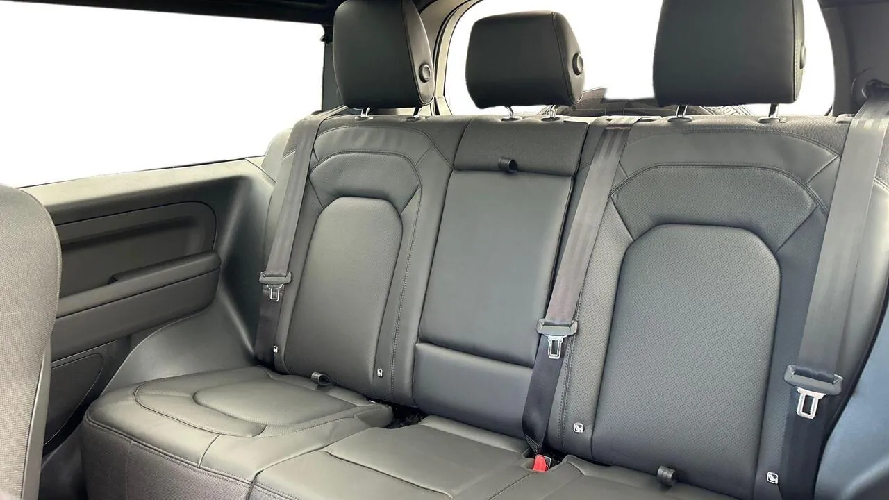 Land Rover Defender 90 photo 4