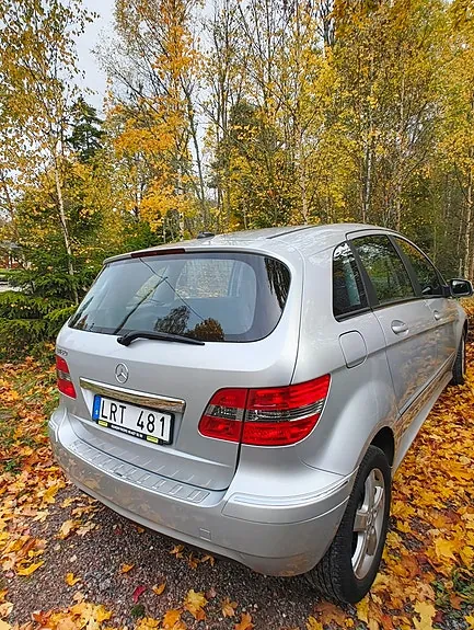 Mercedes-Benz B180 2011 photo 2