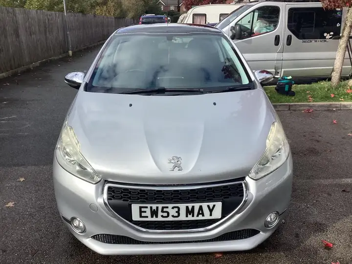 Peugeot 208 2014 photo 2
