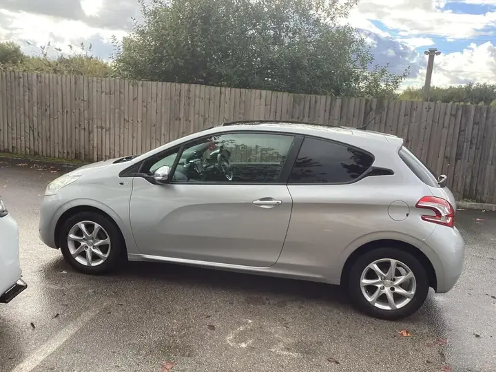 Peugeot 208 2014 photo 3