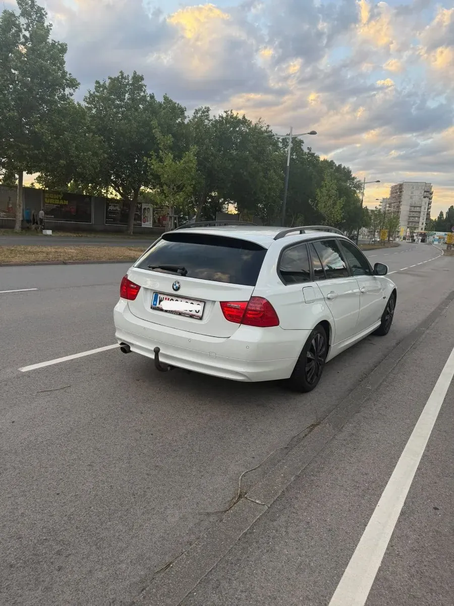 BMW 3 Series 2009 photo 2