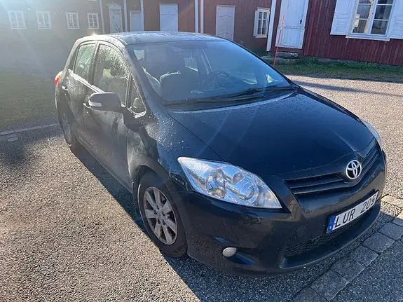 Toyota Auris 2011 photo 2