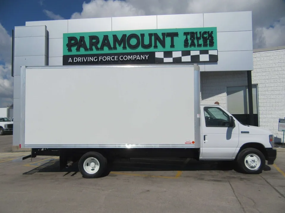 Ford E-450 Super Duty 2022 photo 2
