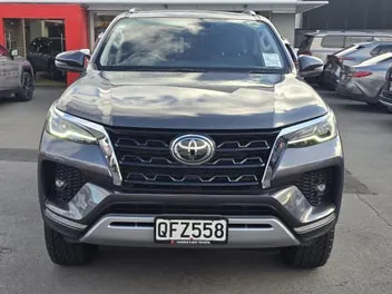 Toyota Fortuner 2023 photo 3
