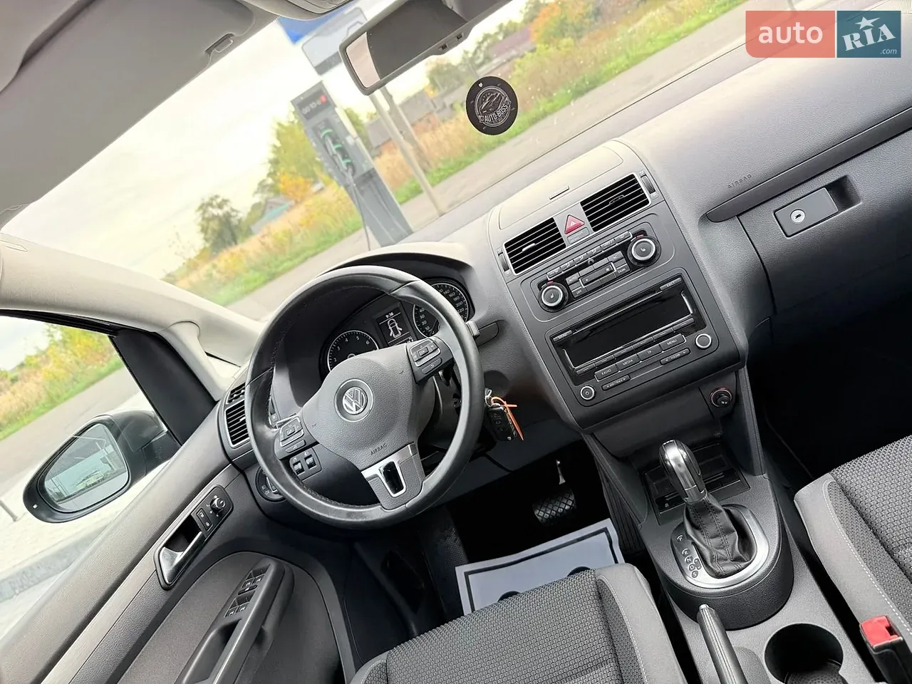 Volkswagen Touran 2011 photo 2