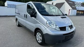 Renault Trafic 2011 photo 2