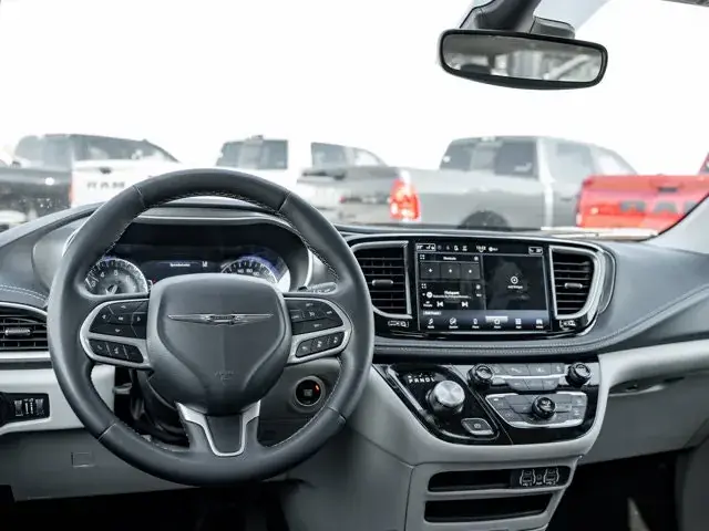 Chrysler Pacifica 2024 photo 3