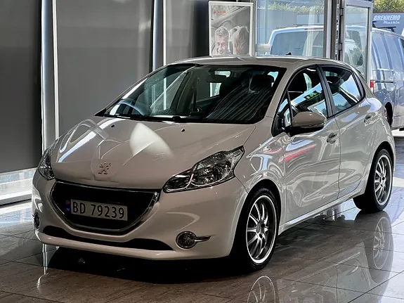 Peugeot 208 2012 photo 2