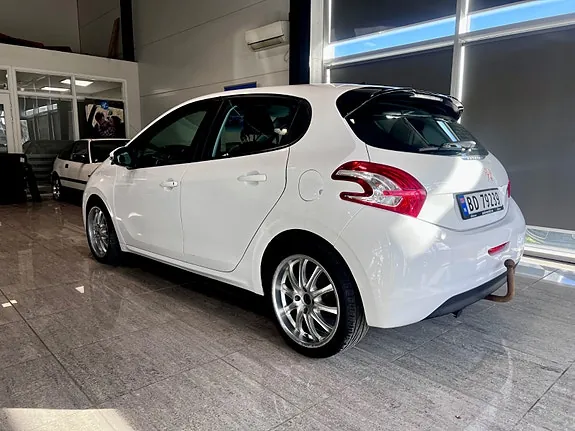 Peugeot 208 2012 photo 4