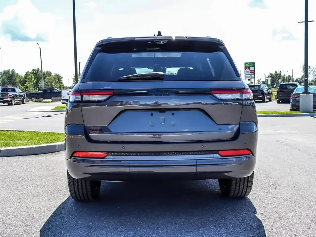 Jeep Grand Cherokee 2026 photo 4