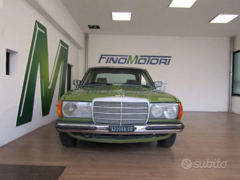 Mercedes-Benz 200 1980 photo 2