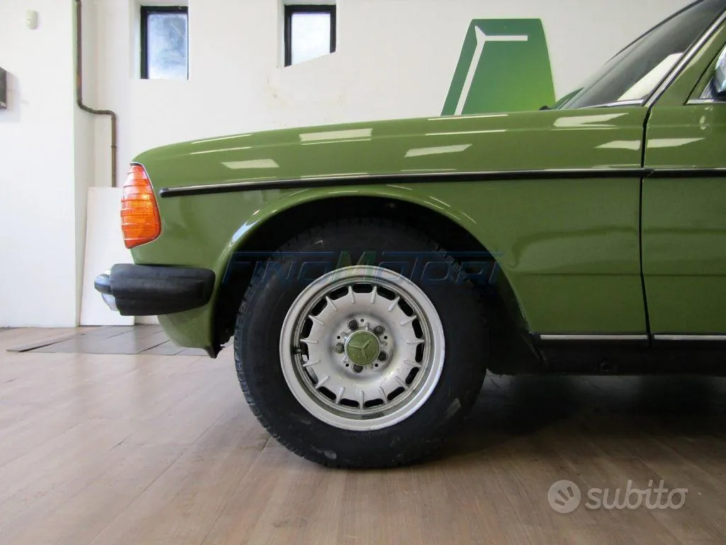Mercedes-Benz 200 1980 photo 4