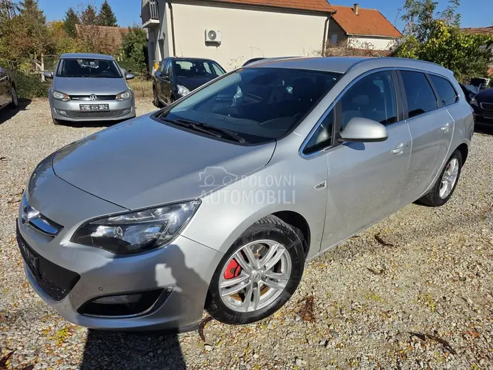 Opel Astra J 2013 photo 4
