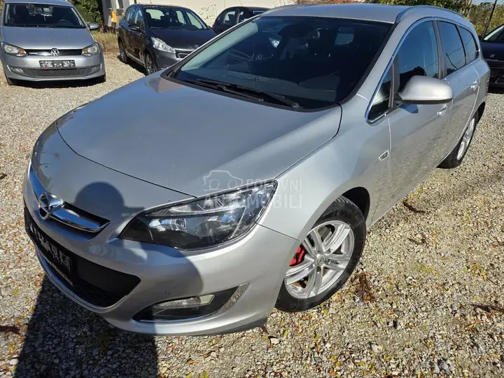 Opel Astra J 2013 photo 3