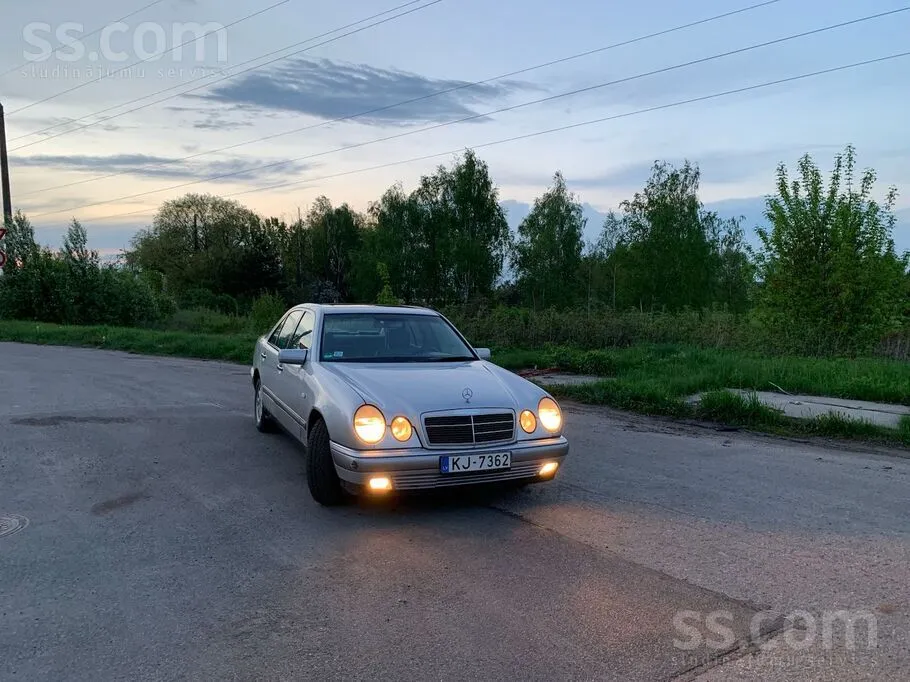 Mercedes-Benz E240