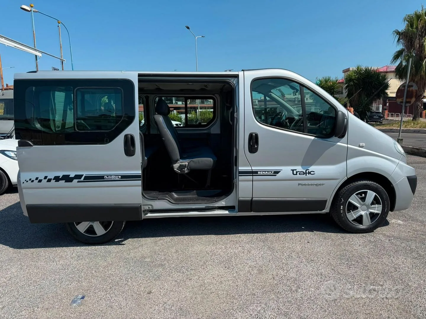 Renault Trafic 2012 photo 2