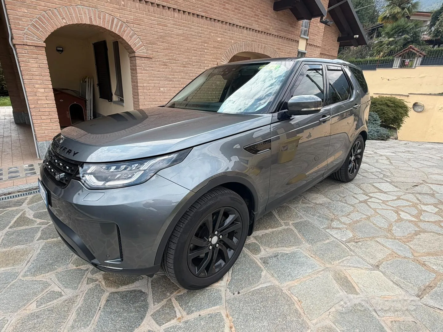 Land Rover Discovery 2018 photo 2