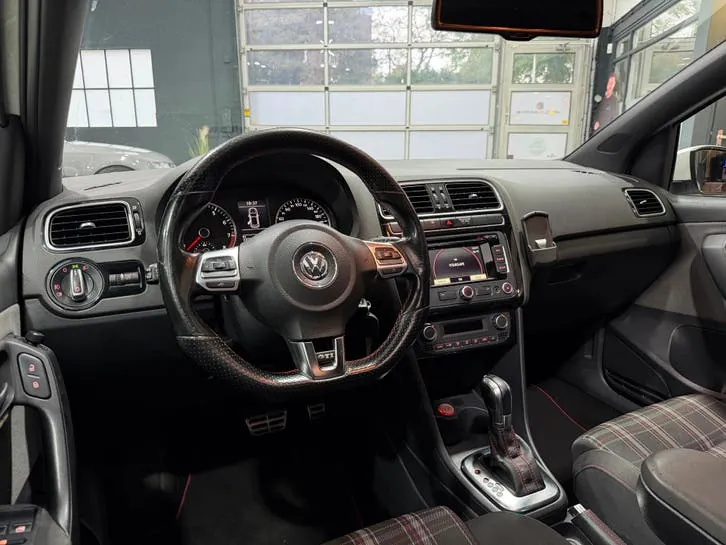 Volkswagen Polo 2012 photo 2