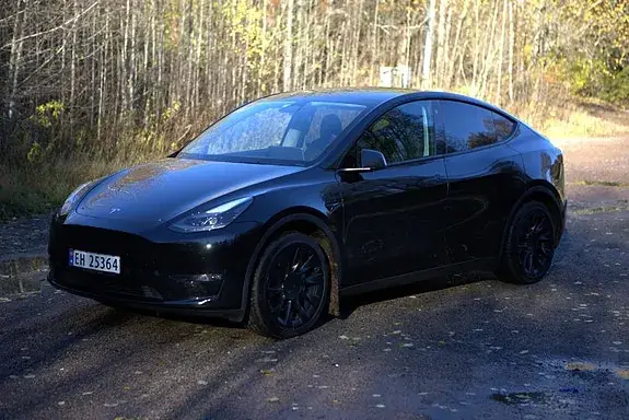 Tesla Model Y 2023 photo 2