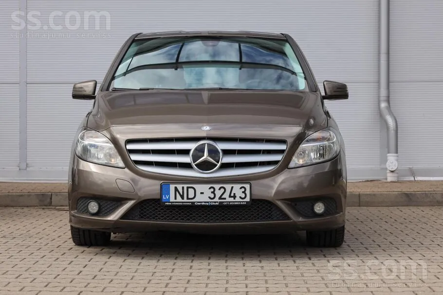 Mercedes-Benz B180 2012 photo 2