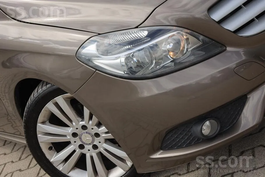 Mercedes-Benz B180 2012 photo 4
